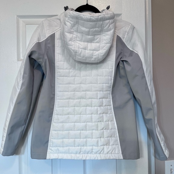 Free Tech lightweight jacket with hood and pockets - Picture 3 of 8